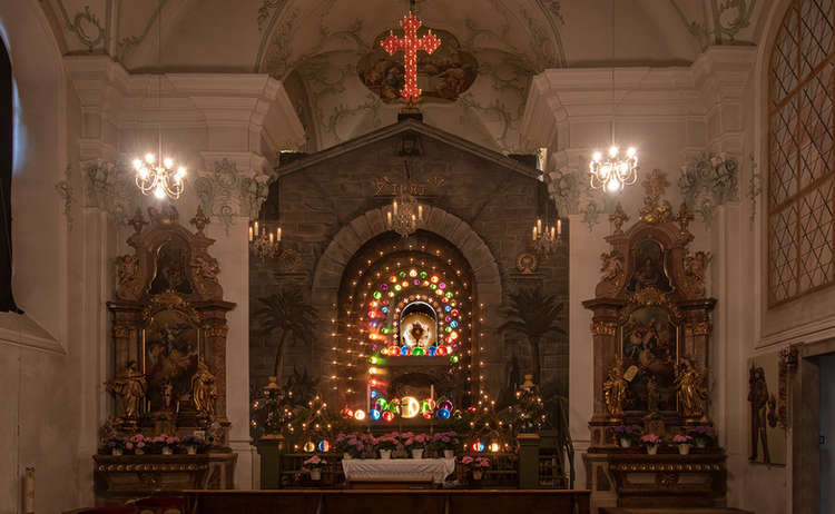 Der Altar der Klosterkirche mit dem Heiligen Grab