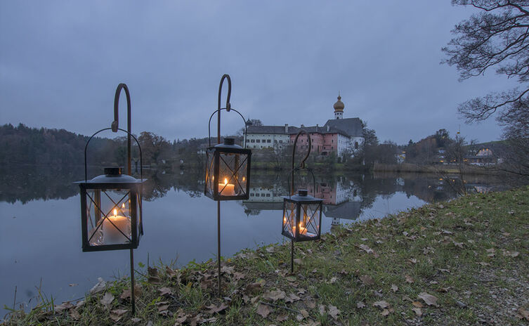 800 Laternen beleuchten den Weg um den Höglwörther See